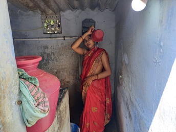 Freshly married bhabhi ko Bathroom Poked Indian bhabhi devar Dasi hook-up