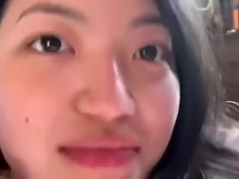 21岁嫩妹白虎学妹舔大鸡巴是最厉害的，直接爽到喷射！