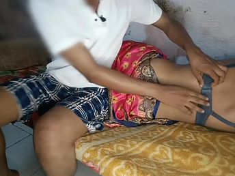 गाव कि रसिली भाभी कि खटिये पर चुदाई