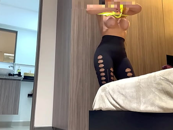 CAMARA ESPIA A MODELO FITNESS QUE SE PREPARA PARA IR AL GIMNASIO (LEGGIN, Phat TITS, Phat ASS, LATINA)