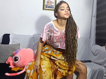 Tengo sexo con mi padrastro y mi madrastra casi nos pilla follando en el sofa Me gusta la polla de papi