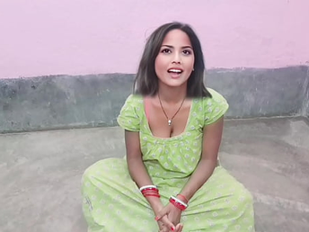 Khet ghumne gai makan malkin ko majdur ke Bete ne pela karte huye aunty uncal ke sath Indian desi bhabhi hindi