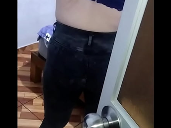 Descubro a mi tio pervertido grabandome y terminamos follando a cambio de dinero