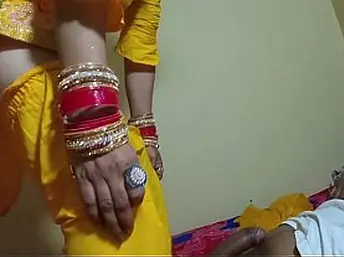 Cute bhabhi gets their way grasping ass drilled beside steamy close-up enactment